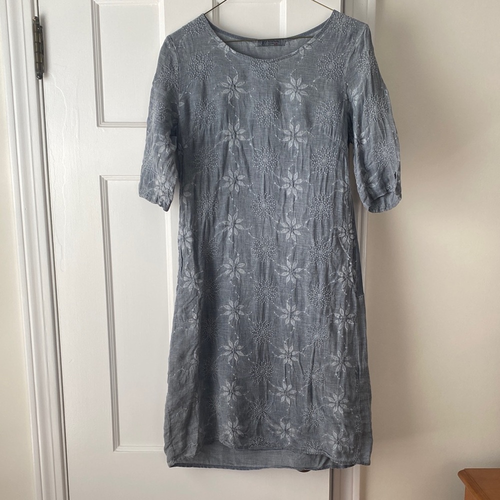 Embroidered Short-Sleeve Midi Dress in Soft Gray